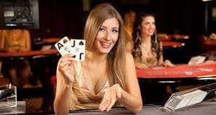 kurniatoto login Sakong live dealer table showing three-card hands and payout table